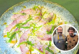 Óscar Cordero, jefe de cocina y Sergio Peláez, propietario, junto a un tiradito de lubina curada, melón confitado, aceite de albahaca y alga wakame.