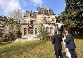 El vicepresidente de Cantabria, Pablo Zuloaga, la consejera de Empleo y Políticas Sociales, Eugenia Gómez de Diego, y el alcalde de Colindres, Javier Incera, contemplan el edificio de Villa Luz desde el interior de la finca.