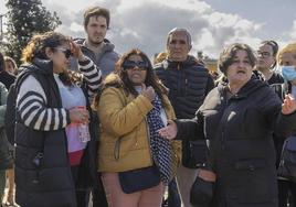 La hija y la mujer de Ferreyros, el desaparecido, junto a la hermana de San Pedro Faleato, uno de los fallecidos