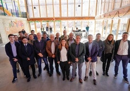 Buruaga rodeada de los candidatos a las alcaldías campurrianas.