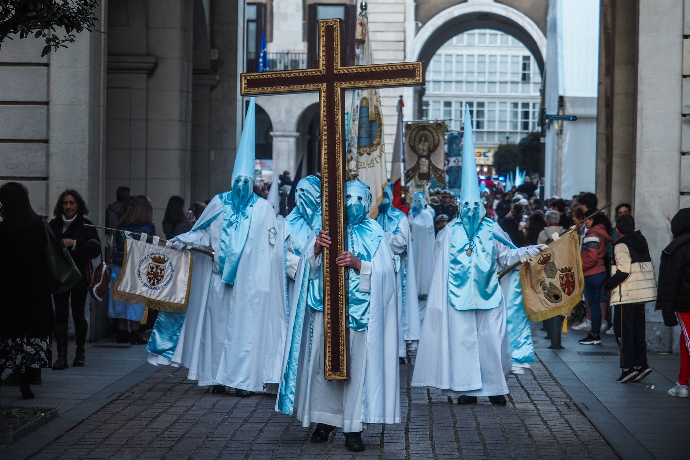 Nazarenos de la cofradía de La Inmaculada, portando la Cruz.