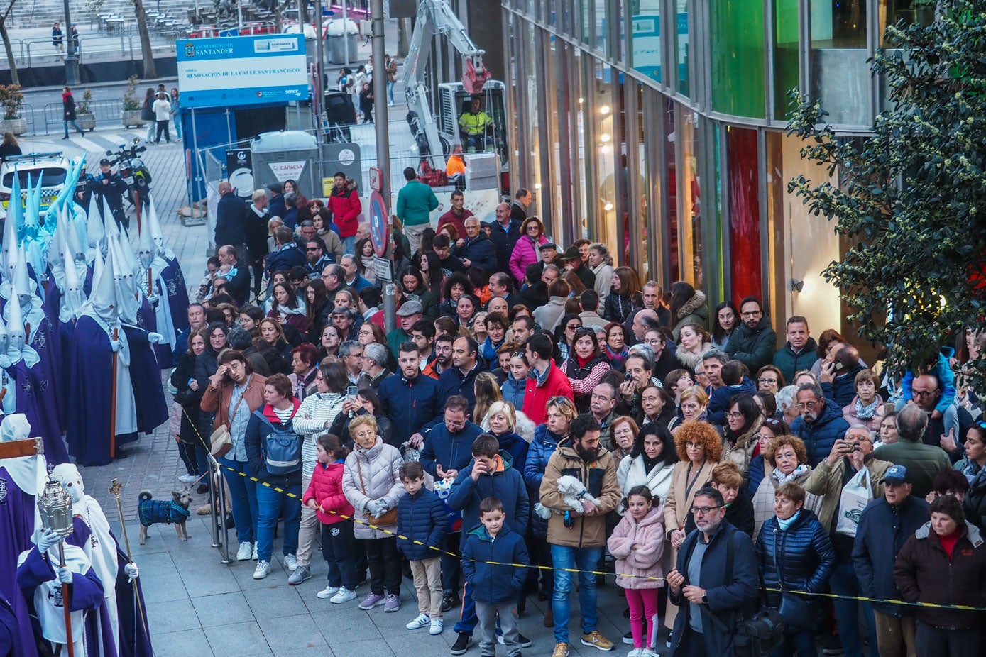 Publico admirando la procesión de El Encuentro, en la calle Juan de Herrera.