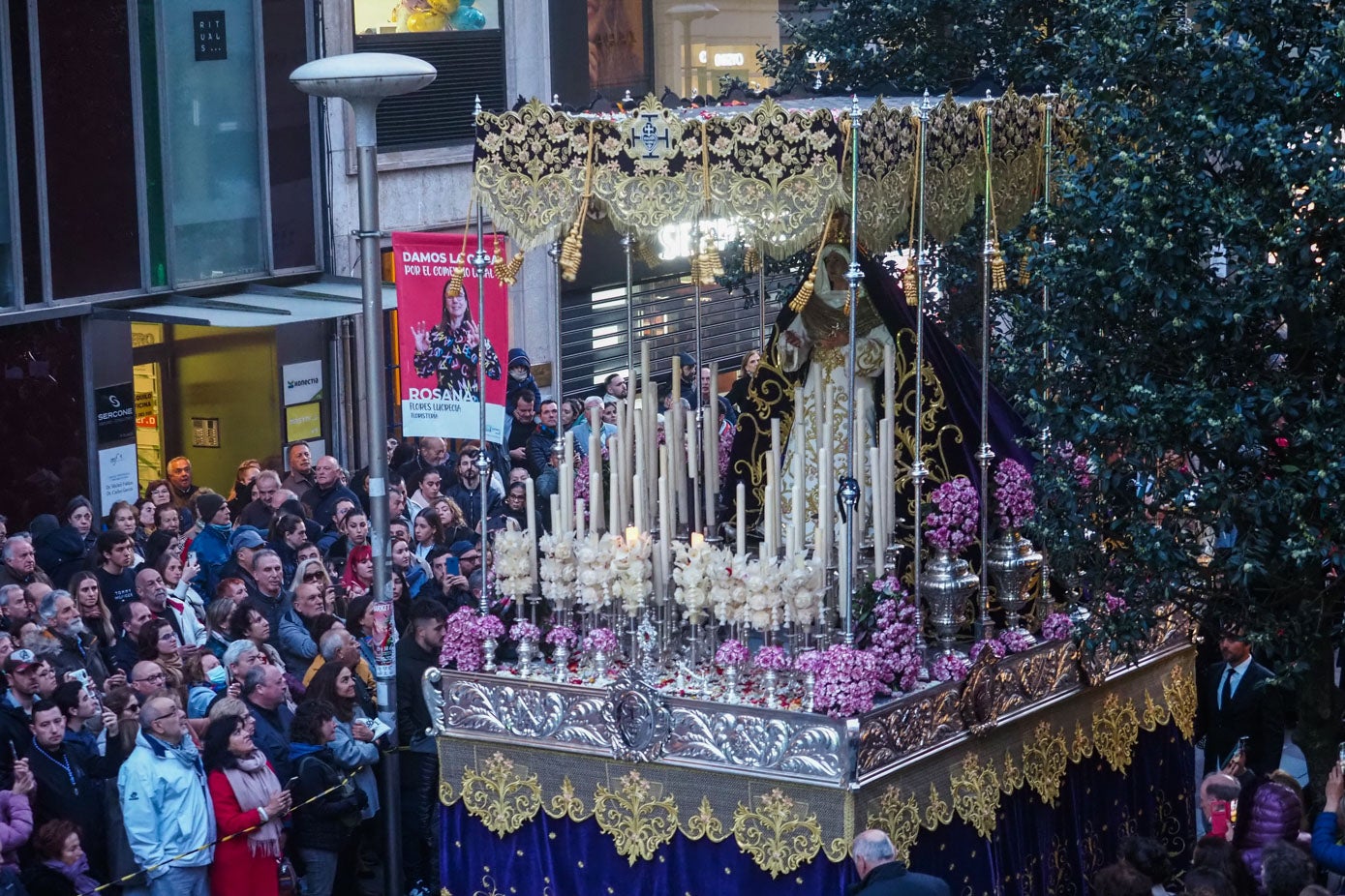La Virgen de La Amargura, bajo palio.