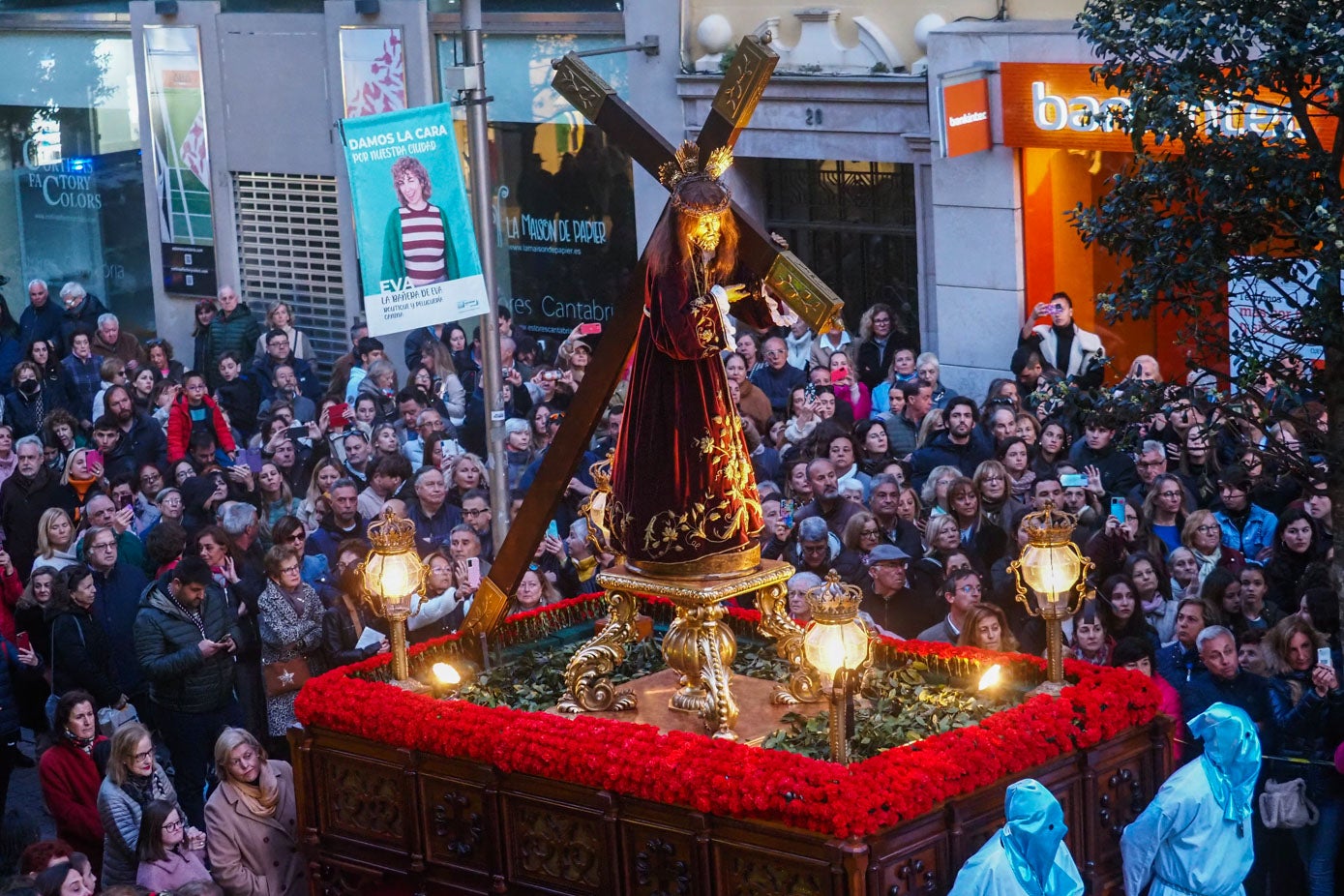 El Señor de la Misericordia, con la Cruz al hombro.