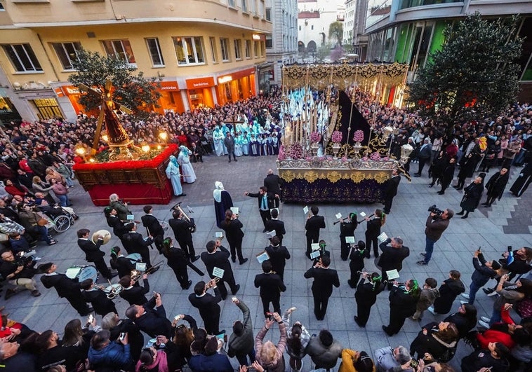 Momento de El Encuentro entre la Virgen de La Amargura y El Señor de La Misericordia