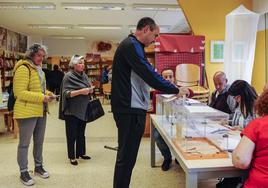 Votantes en el colegio María Sanz de Sautuola de Santander en las elecciones del 26 de mayo de 2019.