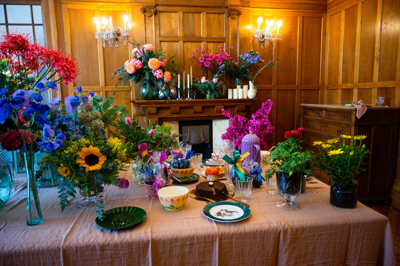 Vista la mesa preparada para la merienda de Pascua.