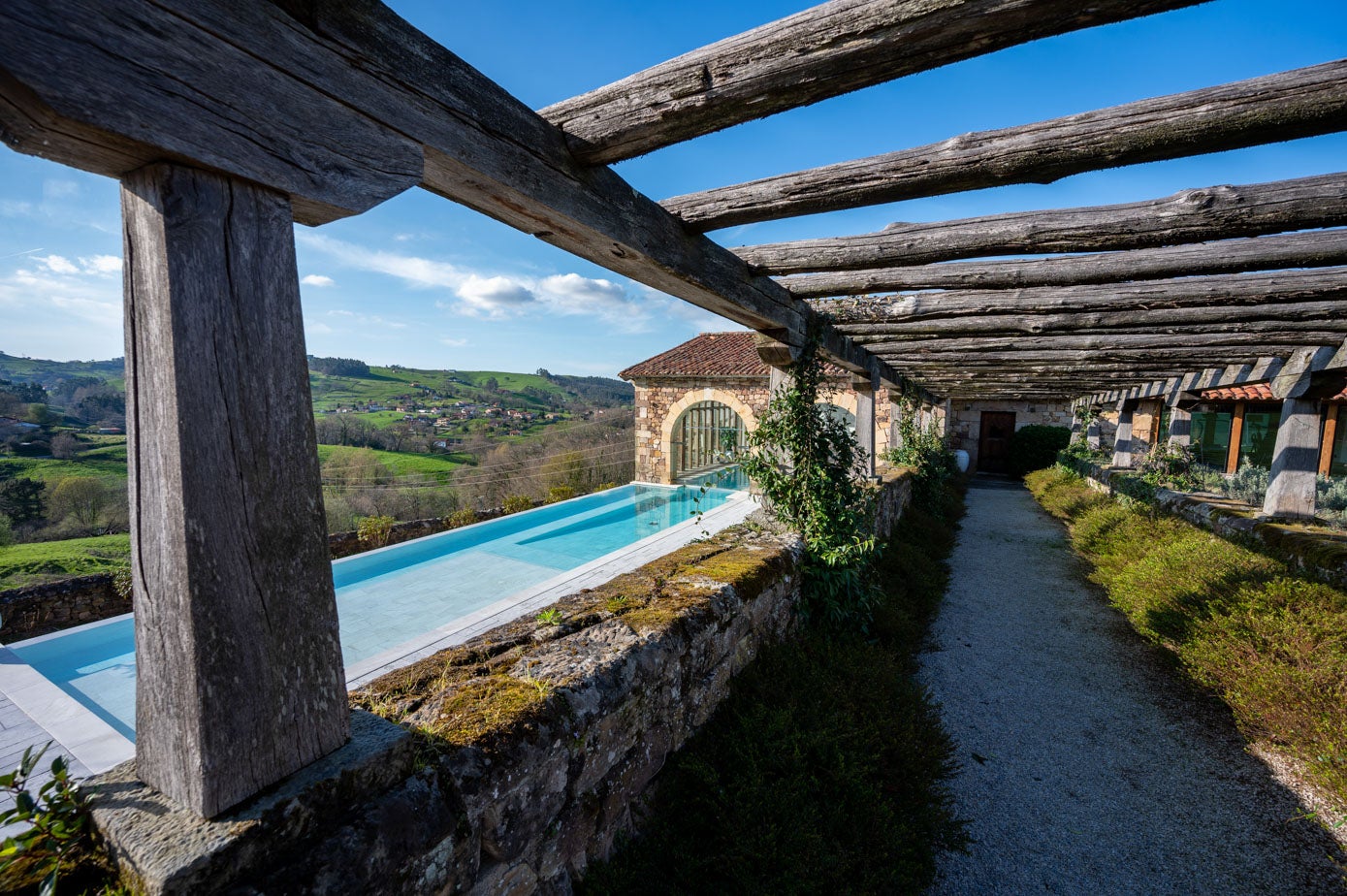 Vista de la piscina del Hotel Helguera.