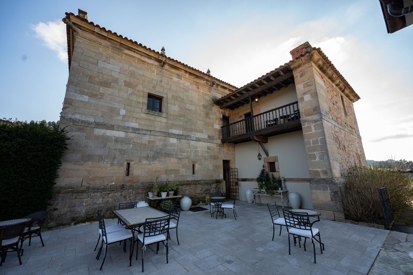 Una de las zonas de descanso exteriores del Palacio Helguera.