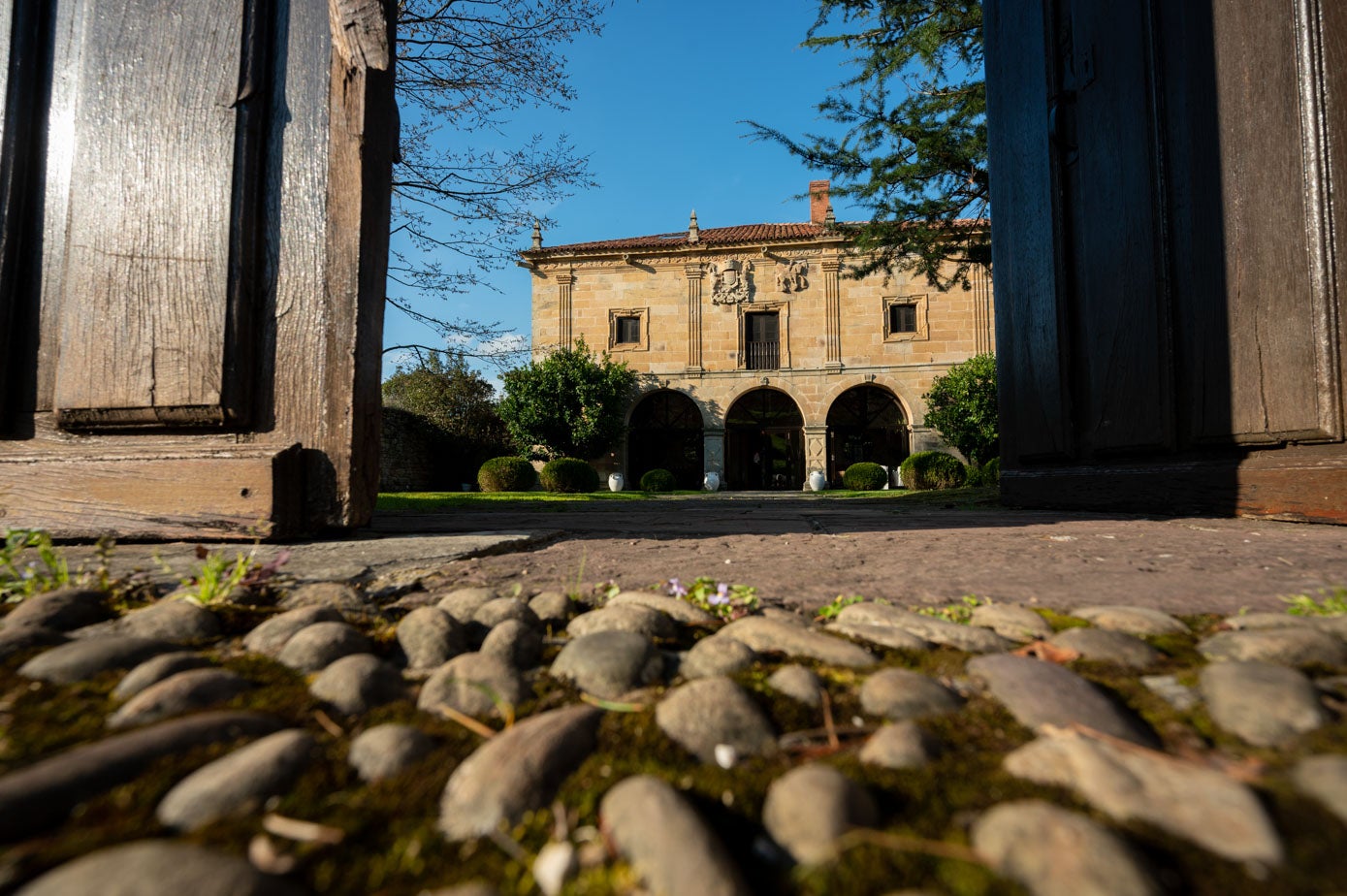 El empedrado del suelo que da acceso a la finca del Hotel Helguera.