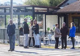 Vecinos, medios de comunicación y residentes del del camping Somo Parque, en Suesa, se congregaron ayer a la entrada del recinto donde sucedió el triple atropello mortal.