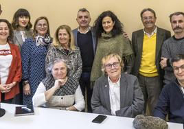 Los participantes en el taller literario, junto al poeta Manuel Vilas, Gema Agudo, directora de Acción Cultural y Raquel Martín, coordinadora.