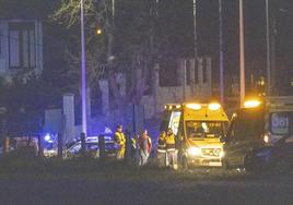 Las ambulancias en la zona del suceso. Dentro de una de ellas, el conductor que ha arrollado a los tres peatones.