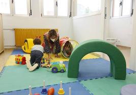 La maestra Silvia Ibáñez, en el área de juegos del aula de 1 año que el colegio Leonardo Torres Quevedo (Arenas de Iguña) inauguró este curso.