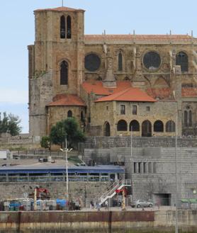 Imagen secundaria 2 - El Centro de Interpretación de Flaviobriga y la iglesia de Santa María de la Asunción.