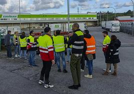 Protesta frente al centro logístico de Covirán en Peñacastillo, este martes.