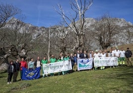 Autoridades y participantes en las actuaciones que se realizan en el área recreativa de El Habario.