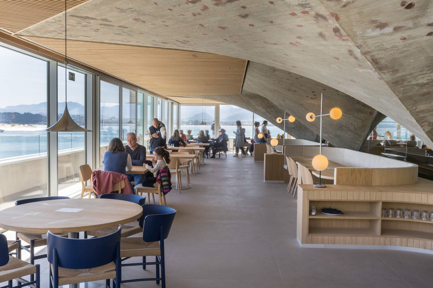 El nuevo espacio gastronómico ofrece vistas a la bahía de Santander a través de una amplia cristalera