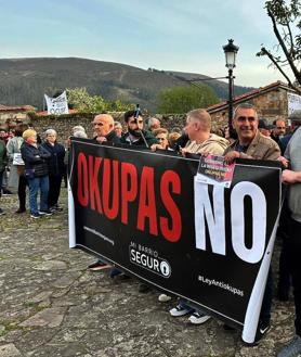 Imagen secundaria 2 - Sonora protesta en Carrejo por la okupación de una vivienda vacía