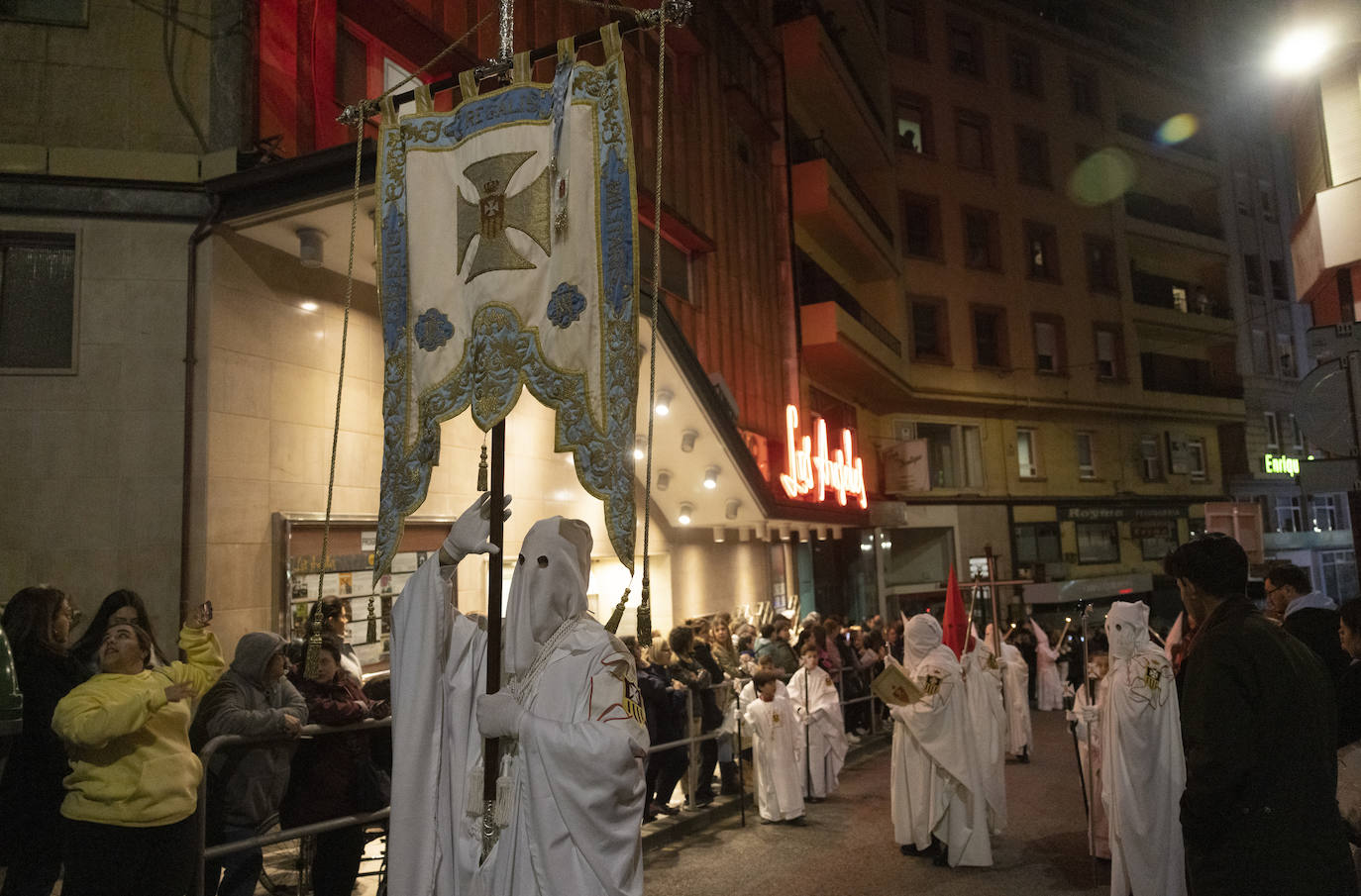 Los nazarenos con su estandarte.