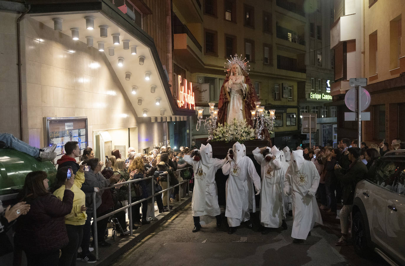 El paso de Nuestra Señora de La Merced, subido a la carrera por la calle Ruamayor.