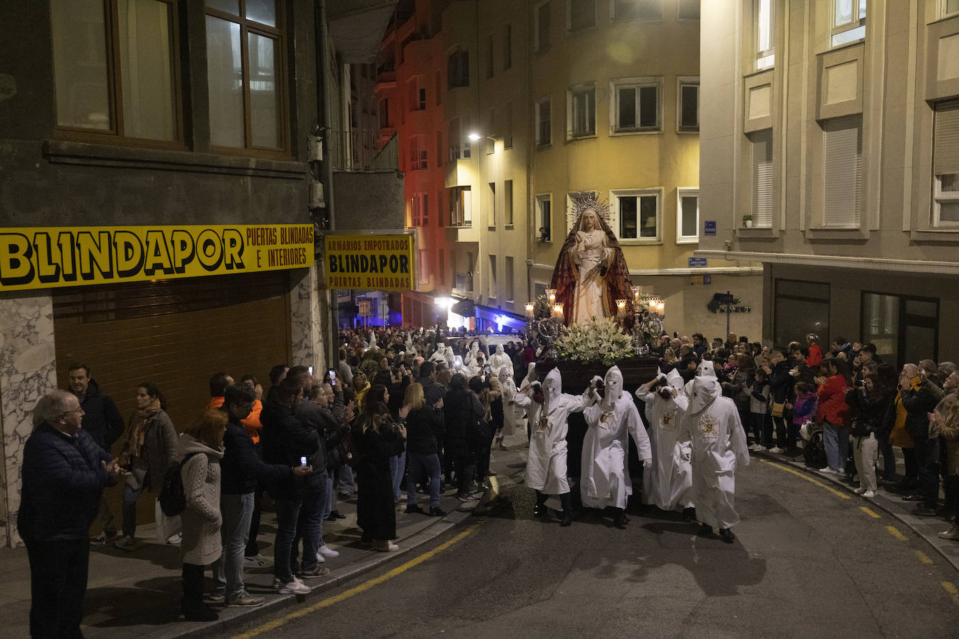 El público aplaudiendo a los nazarenos que subieron a Nuestra Señora de la Merced a la carrera por Ruamayor.