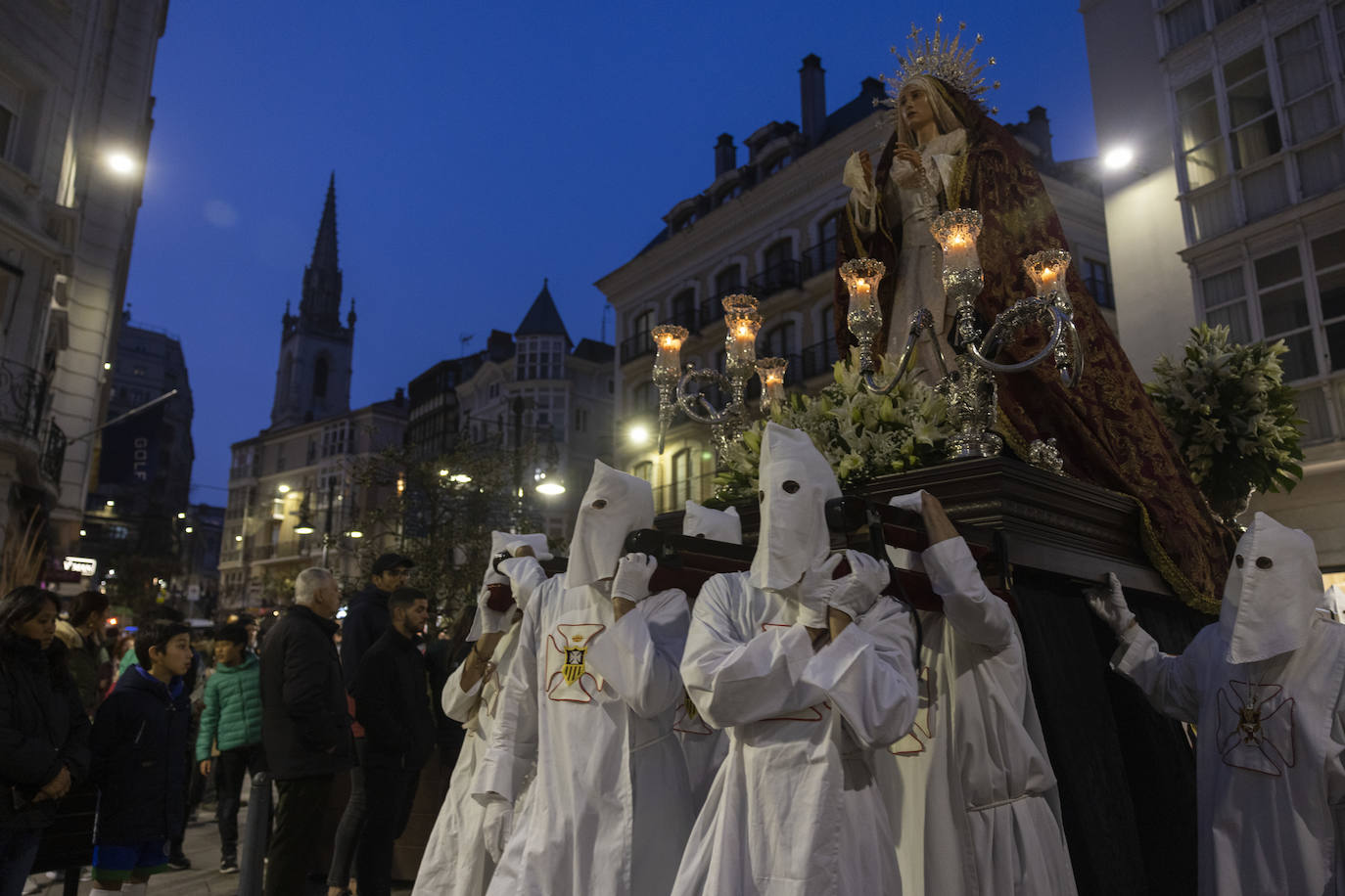 Los nazarenos, llevando el paso de Nuestra Señora de La Merced.