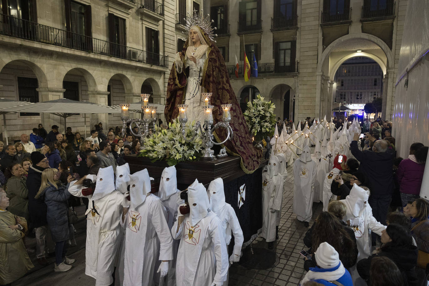 Nuestra Señora de la Merced, atravesando la plaza Porticada.