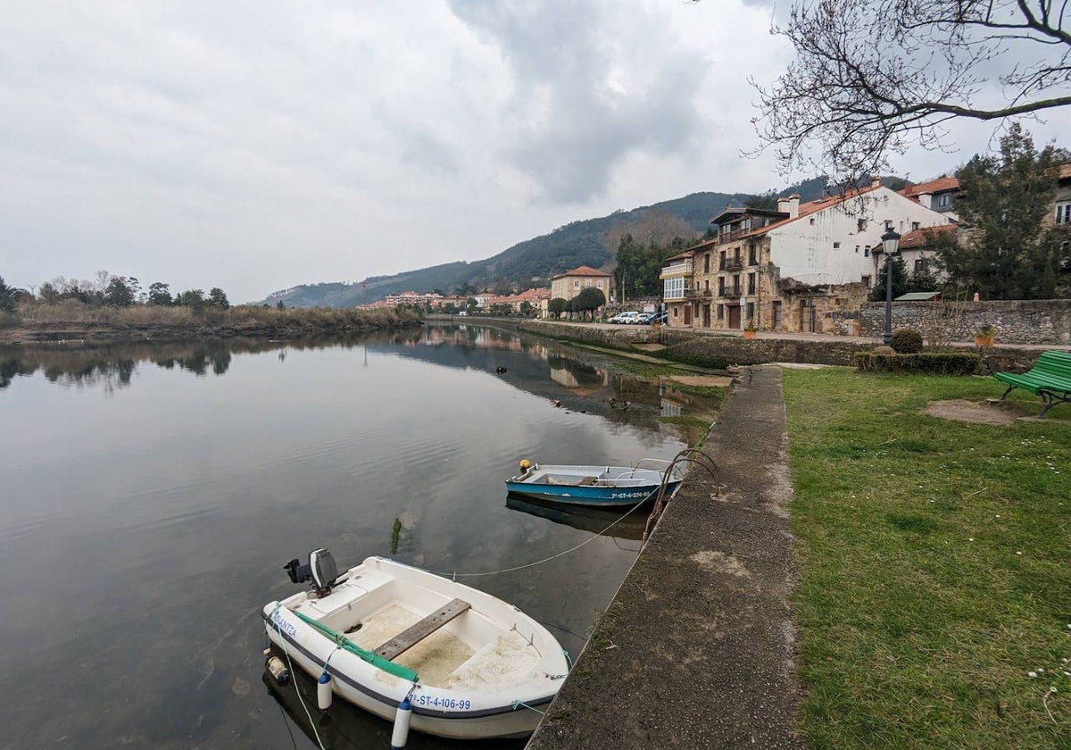 Tramo de la ría de Limpias que conformaba el antiguo puerto fluvial del Rivero, donde se localizan algunos de los puntos de interés de la nueva señalización turística.