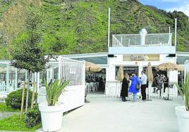 Entrada a Son de Mar, con zona de barra, dos alas de comedor y terrazas a la izquierda y en la parte superior.