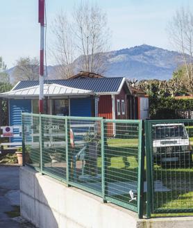 Imagen secundaria 2 - La Guardia Civil investiga sobre el terreno el atropello mortal de Suesa