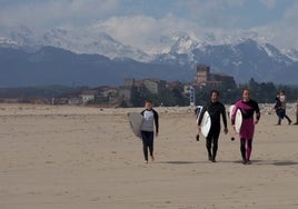 Surfistas en la playa de Merón.