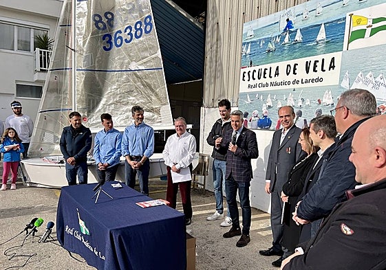 Las autoridades, organizadores y deportistas en el acto de presentación del Campeonato de España en las instalaciones del Real Club Náutico de Laredo.