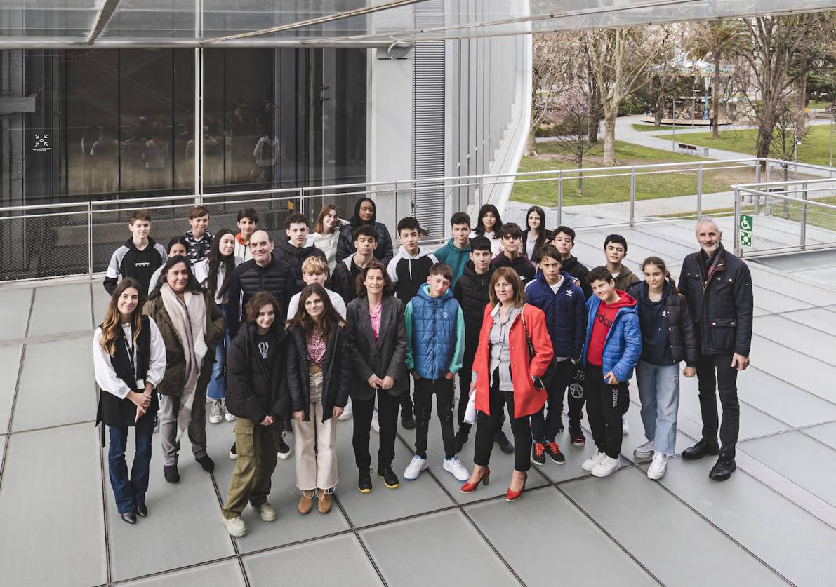 Fátima Sánchez y Mª Sandra Moreno Saiz, junto a alumnos directores y profesores participantes.