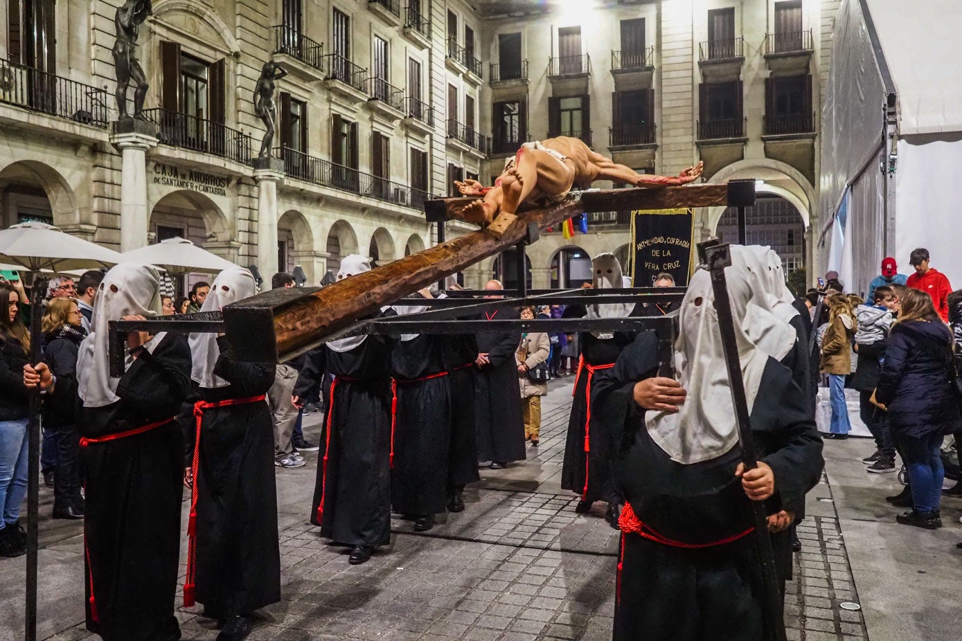 La Real Hermandad y Cofradía de Nazarenos del Santo Entierro del Señor y San Fernando Rey abandona la carpa instalada en la plaza Porticada. 