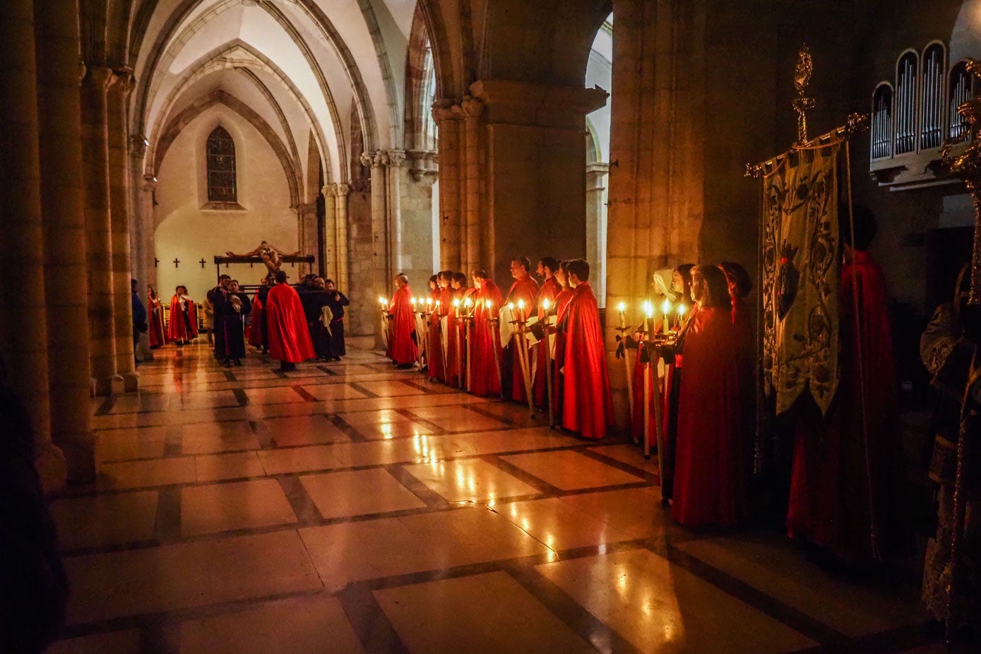 Los nazarenos reciben en el claustro de la Catedral de Santander a la imagen de Jesús de la Misericordia en su Primera Palabra. 