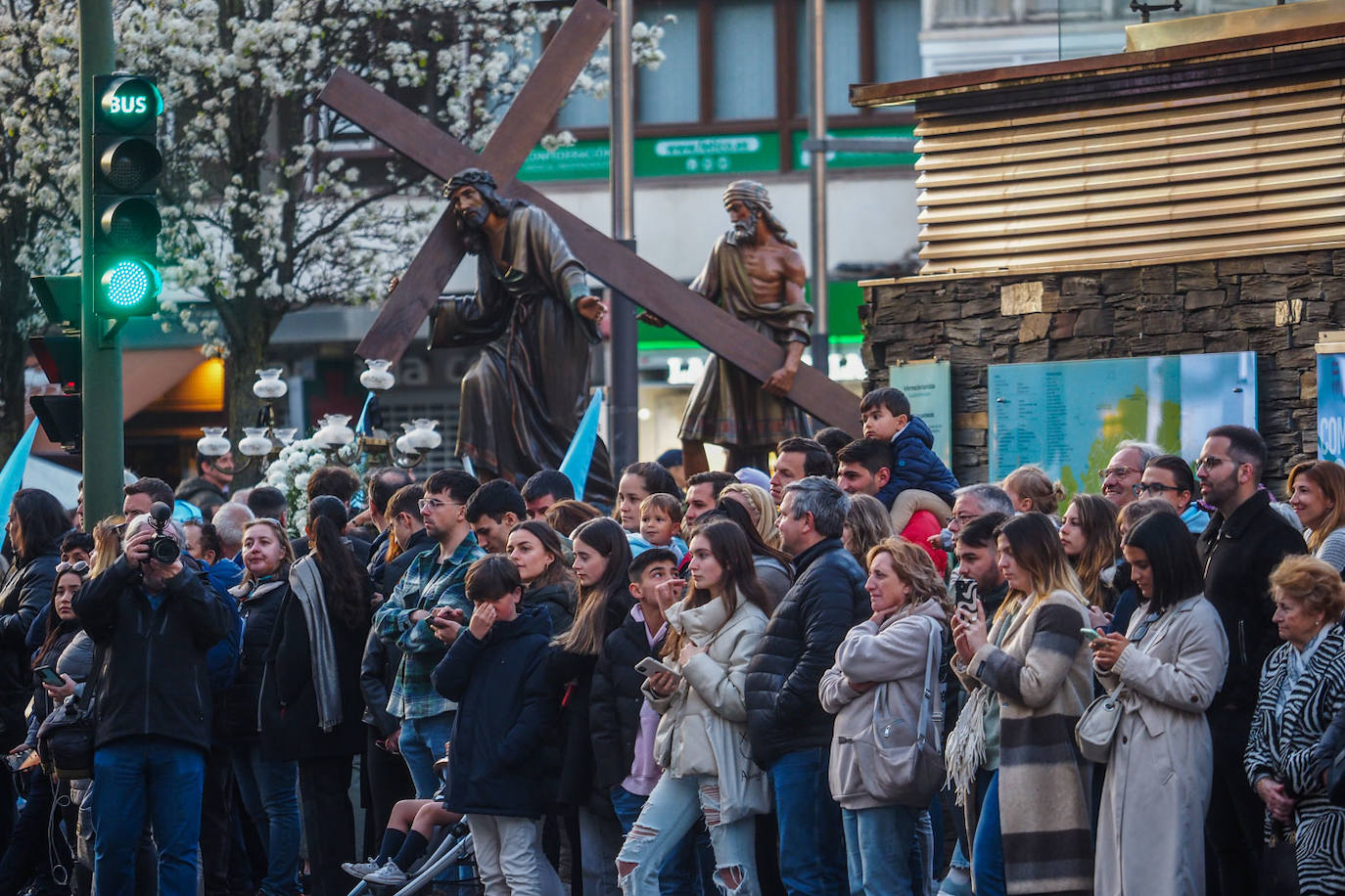 Jesús ayudado por el Cirineo, una obra de José Coscolla, de 1947, entre el numeroso público que presenció la procesión de Jueves Santo. 