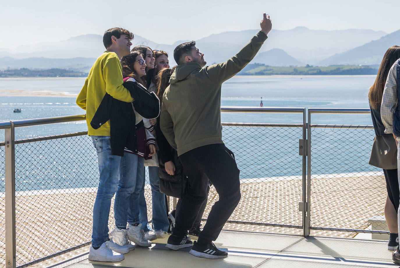 Unos jóvenes posan para un selfi.