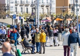 El paseo marítimo, repleto de paseantes en una jornada con un tiempo espléndido