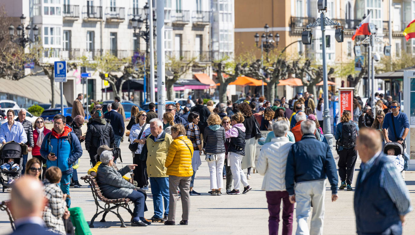 El paseo marítimo, lleno de gente en un día soleado.