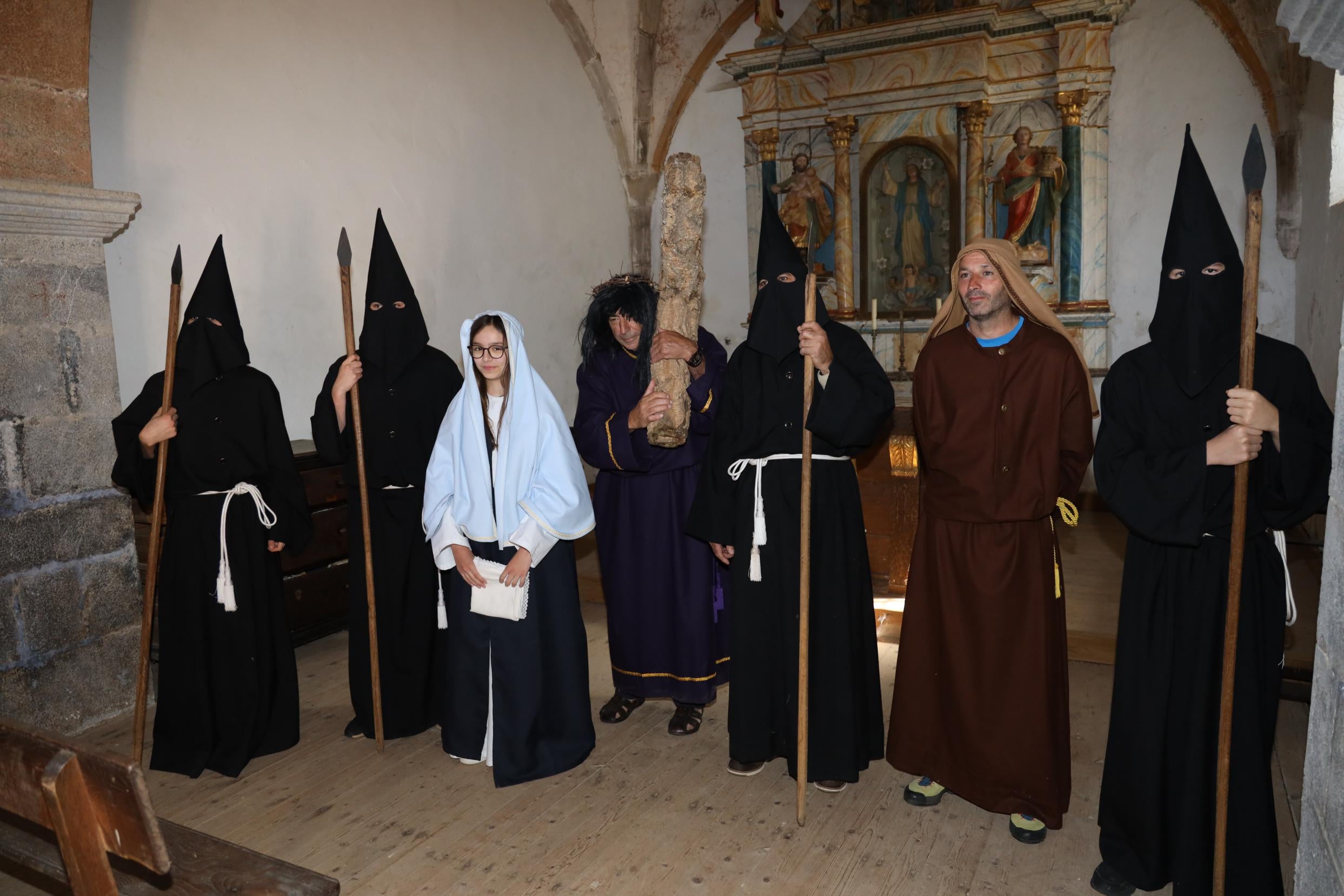 Participantes en el Viacrucis antes de salir de la ermita de Esanos