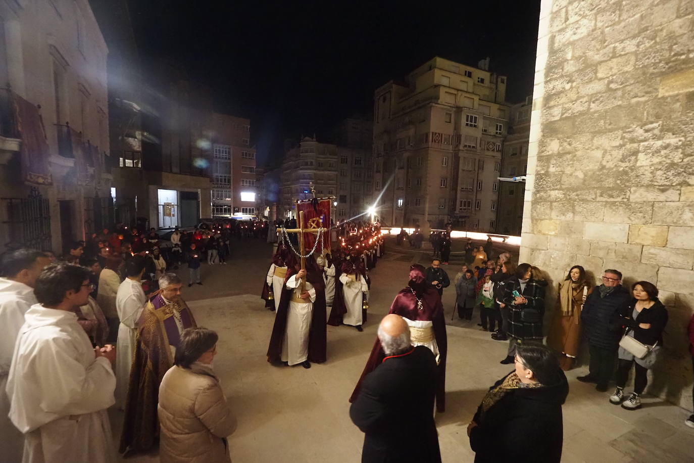 Uno de los momentos más sobrecogedores de la procesión del Cristo de la Paz, con un nazareno portando la cruz.