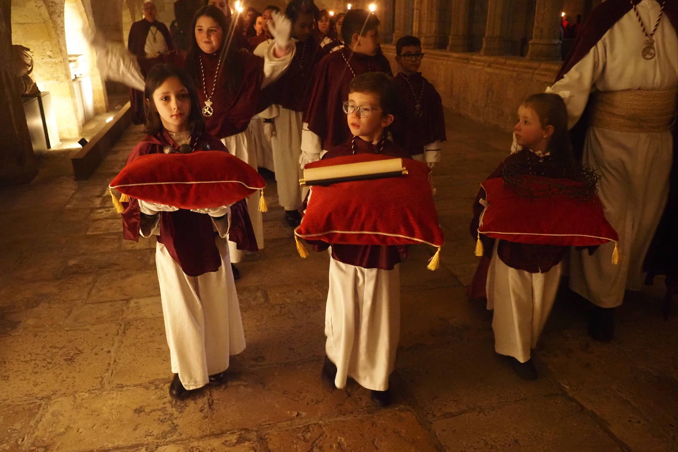 Numerosos niños participan en la procesión del Santísimo Cristo de la Paz