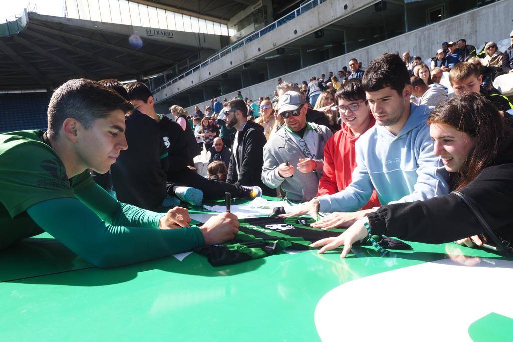 Íñigo Sainz-Maza, durante la firma de autógrafos que sucedió a la sesión.