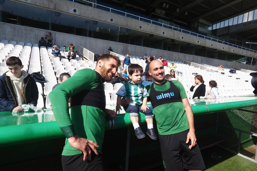 Fausto Tienza y Unai Medina posan con un joven racinguista.