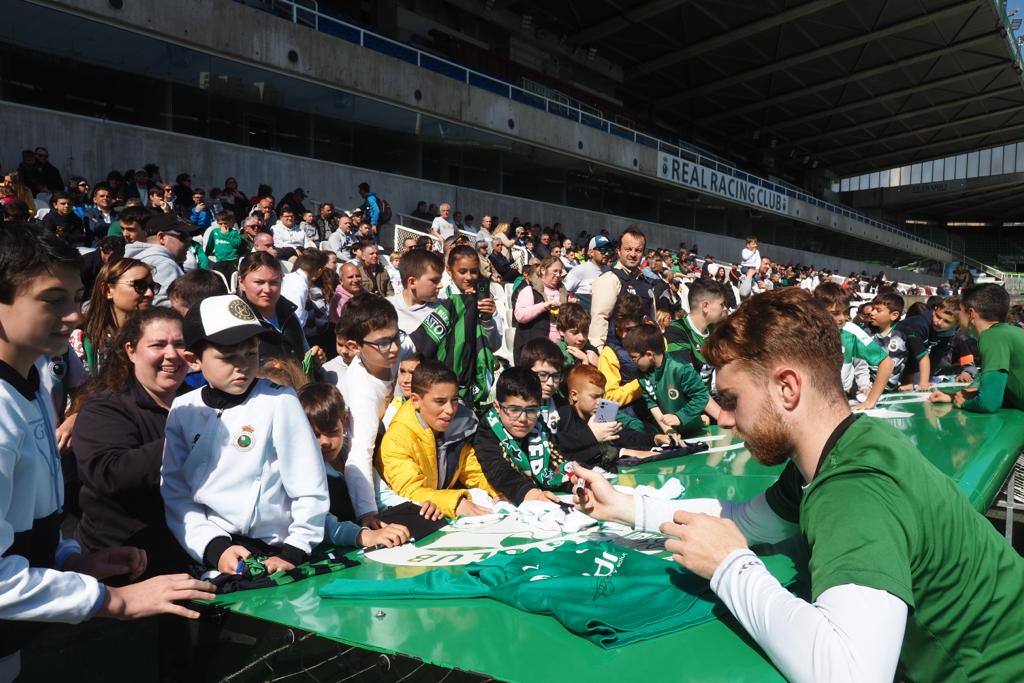 Peque, que contra el Burgos ofreció un buen rendimiento en los minutos de los que dispuso, firma varias camisetas.