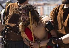 Alejandro Izurieta se ha metido totalmente en el papel de Jesús de Nazaret en La Pasión castreña.