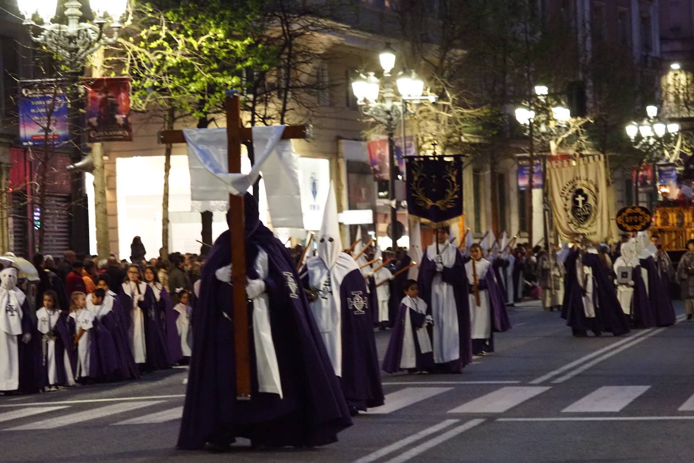 Los nazaremos con su estandarte. En la procesión también han participado niños.