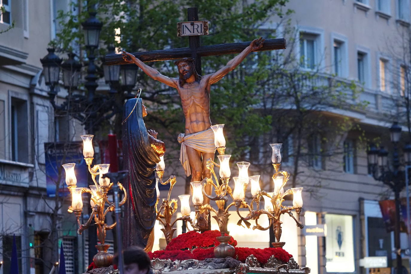 La procesión general del Santo Entierro ha partido este viernes a las 20.00 horas desde la plaza del Ayuntamiento de Santander. 