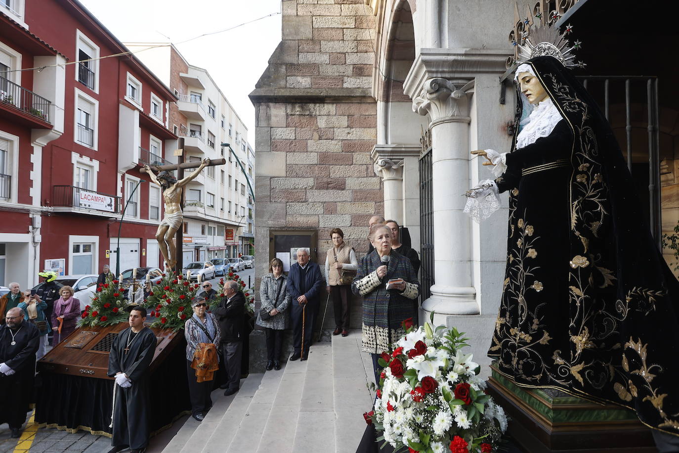 El recorrido se ha iniciado a las 20:00 horas con una gran expectación entre los asistentes.